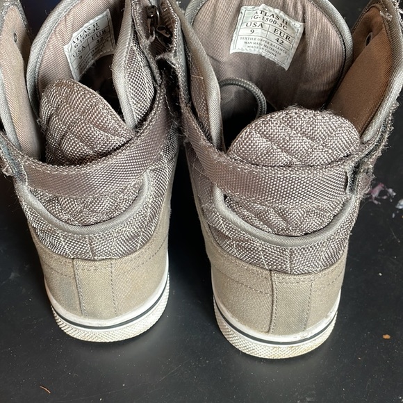 Size 9 VLADO high top shoes - Picture 3 of 14